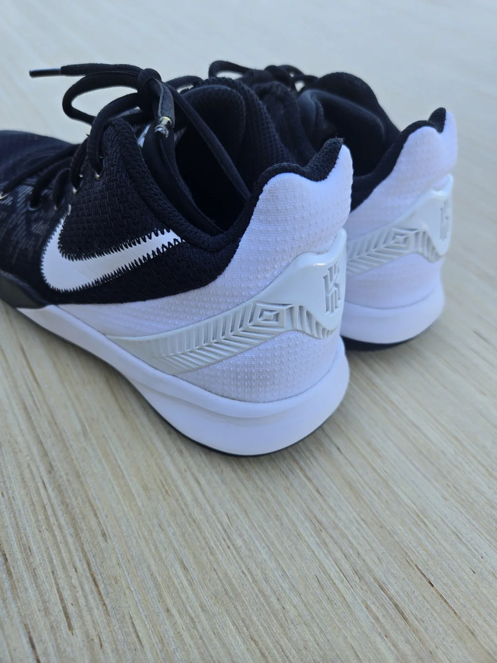 Nike Kids' Youth KYRIE Black Athletic Shoes